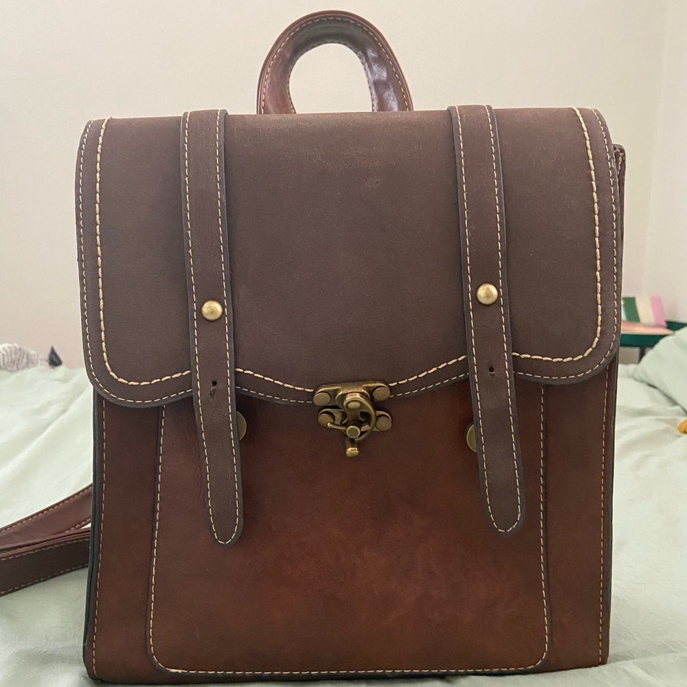 Medium size coffee brown backpack. Fits iPad and A5 size notebooks.